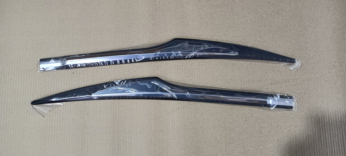 Body Side Cladding Techo Black & Silver Body Side Cladding Compatible With Mahindra XUV 7 ...